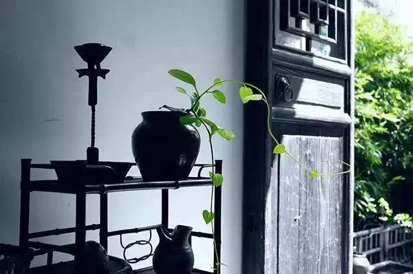 家里財(cái)運(yùn)只出不進(jìn)？跟客廳門窗風(fēng)水有大關(guān)系！